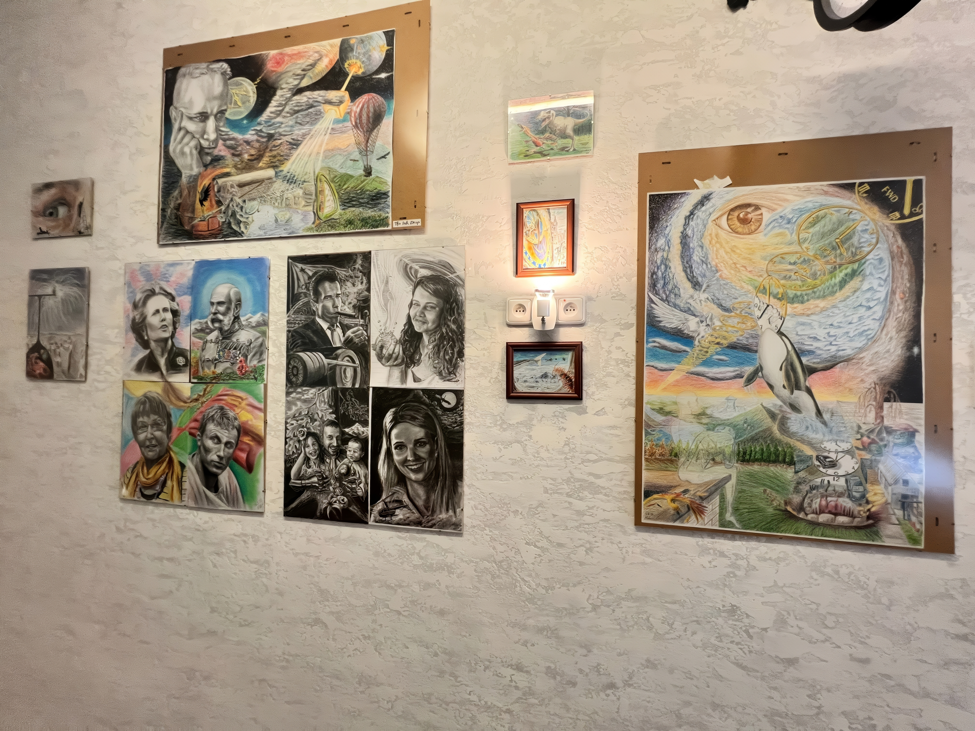 Galerie uměleckých obrazů v salonu